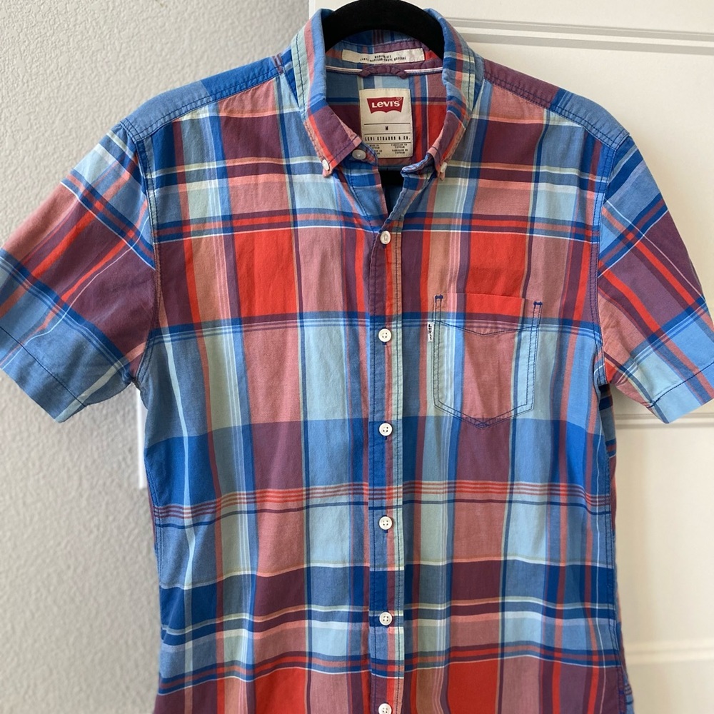 Men Levi’s shirt sz M